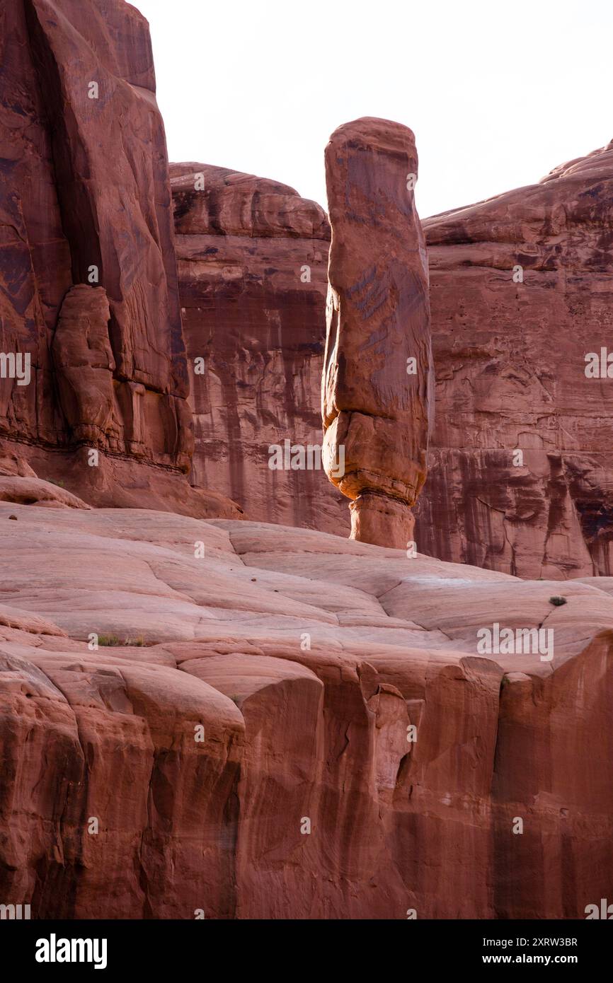 Spettacolari formazioni rocciose di creare forme astratte nel paesaggio Arches National Park in Canyon lands National Park vicino a Moab, Utah, Stati Uniti d'America. Foto Stock