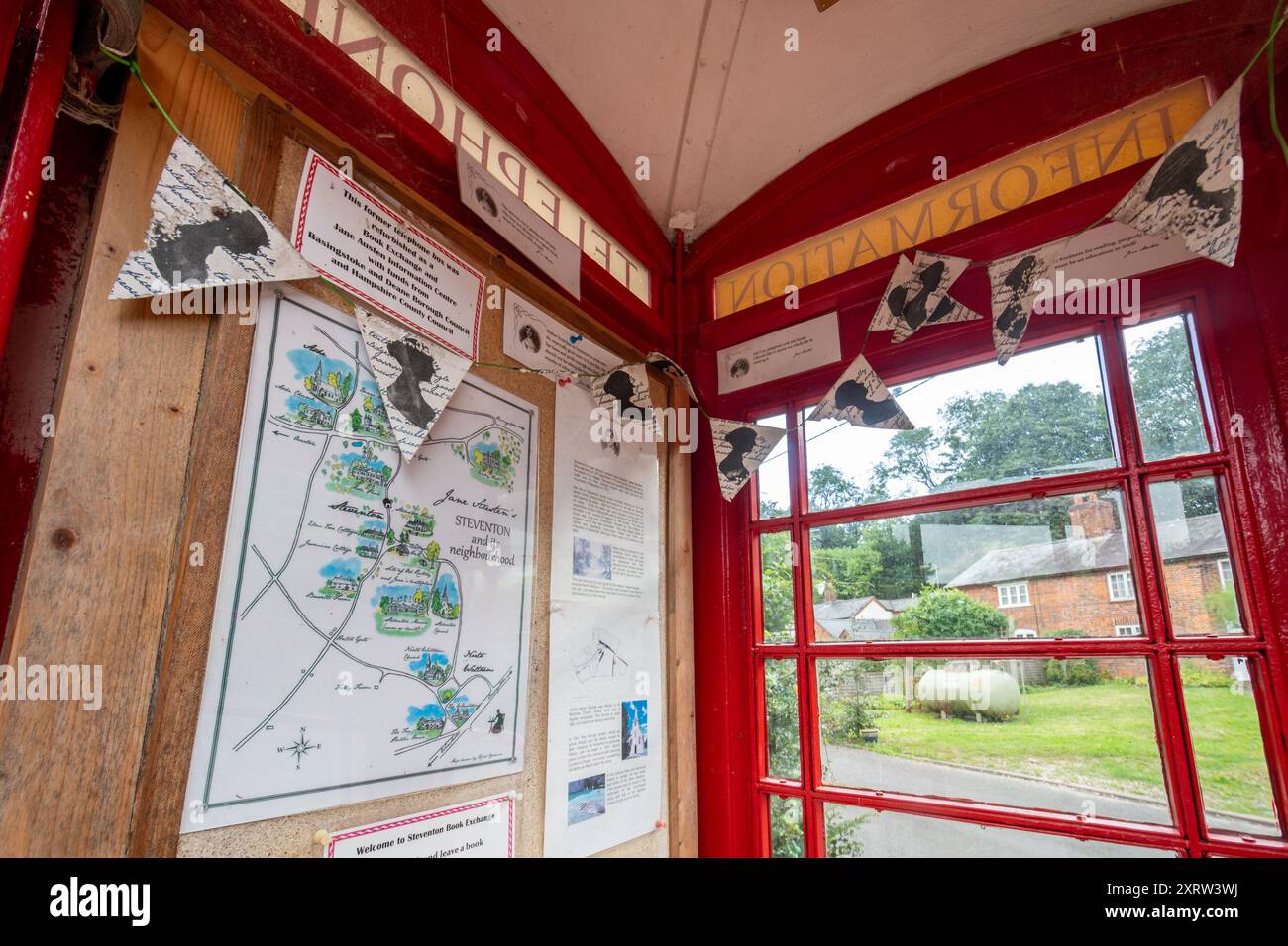 Piccolo museo Jane Austen all'interno di una vecchia cabina telefonica rossa a Steventon, il villaggio dell'Hampshire dove nacque il famoso autore, Inghilterra, Regno Unito Foto Stock