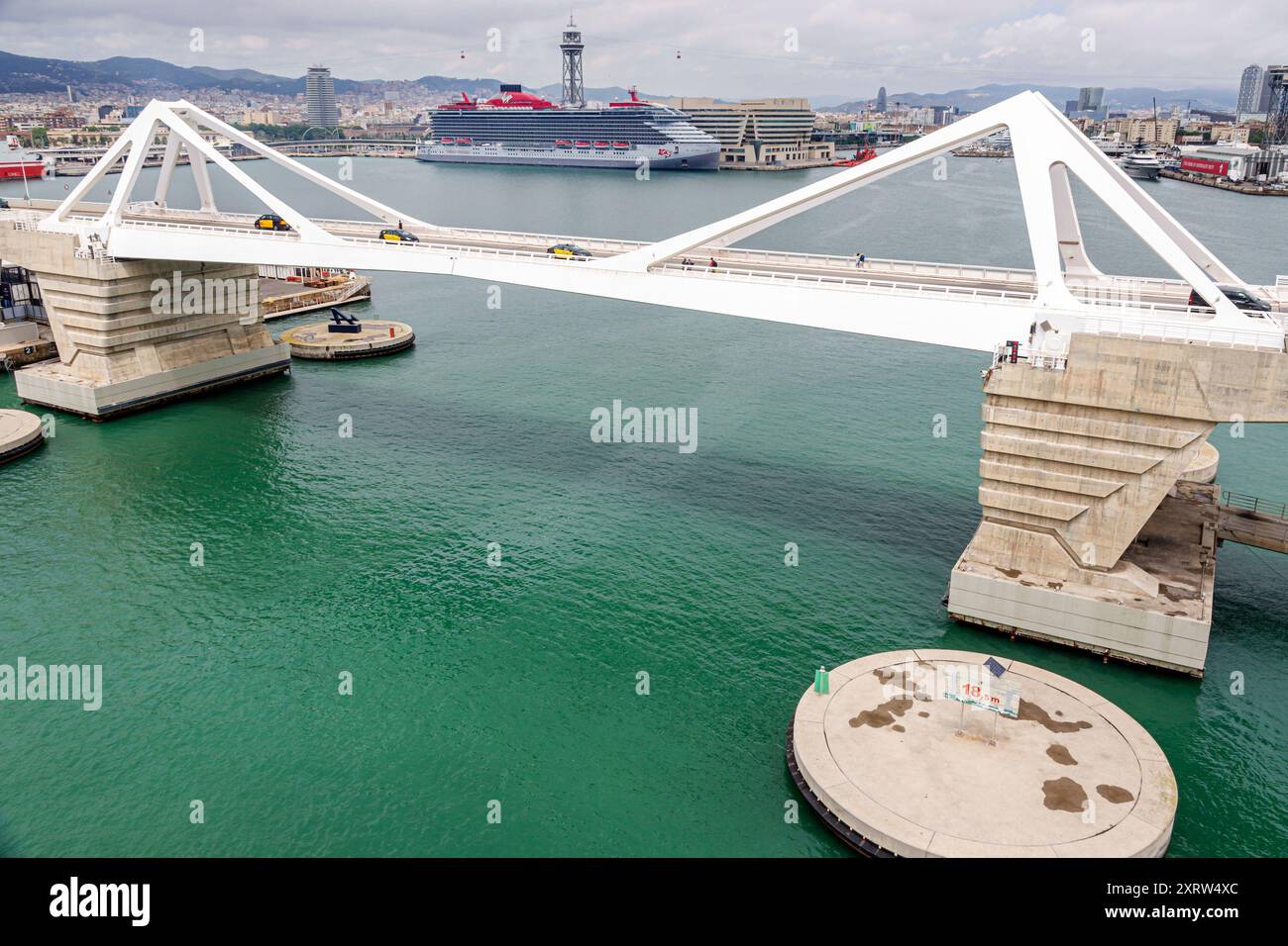 Barcellona, Spagna, Catalogna, Sants-Montjuic, Mar Mediterraneo, Porto di Barcellona, Pont de la porta d'Europa, Vergine Scarlatto Foto Stock