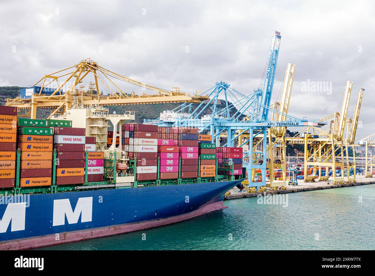 Barcellona Spagna,Catalogna Catalunya,Sants-Montjuic,Mar Mediterraneo,Porto Porto di Barcellona,HMM Mir container nave container container container,lif Foto Stock