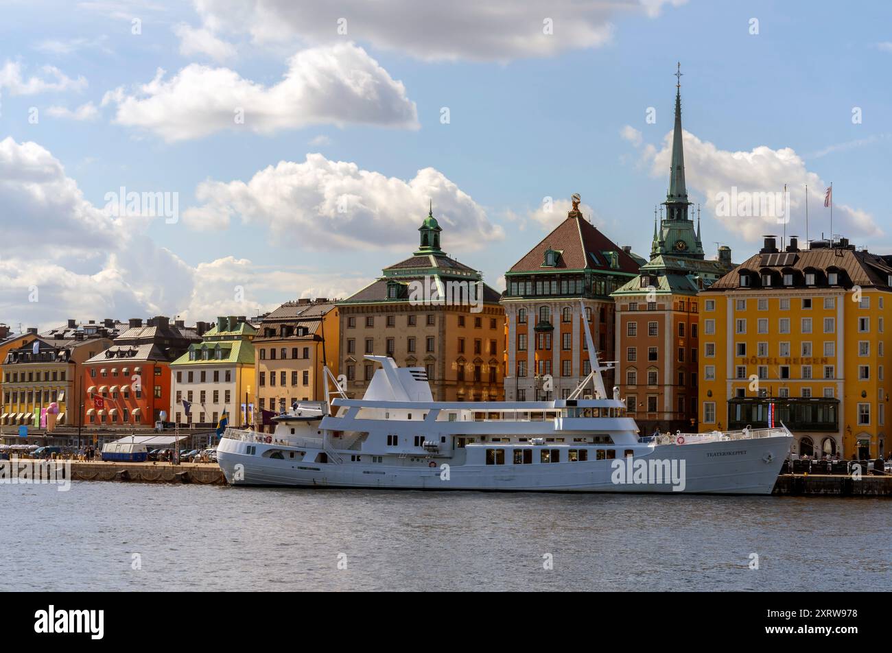 Vista degli edifici colorati sul lungomare della città vecchia di Stockhplms, Skeppsbron (strada del ponte della nave) in Svezia. Foto Stock