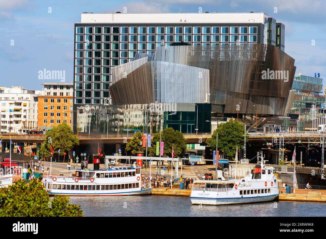 Magnifica vista del lago Mälaren e del centro congressi sul lungomare di Stoccolma nel centro di Stoccolma, Svezia. Foto Stock