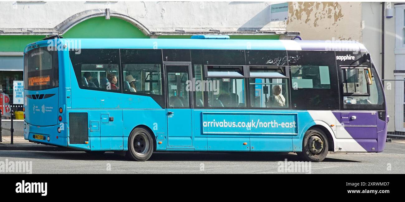 Blue and Purple arriva North East, autobus e autista a un piano per il trasporto pubblico, che fa una pausa alla fermata di Sedgefield County Durham, Inghilterra, Regno Unito Foto Stock