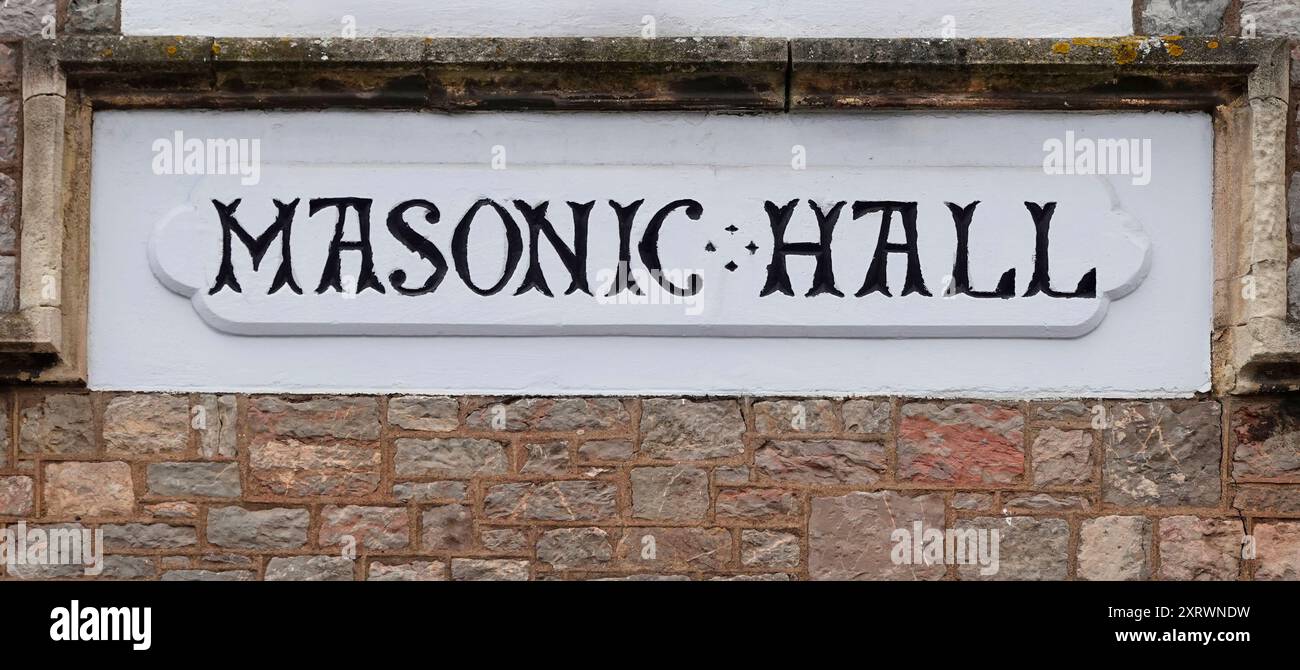 Insegna della Masonic Hall adagiata in una facciata a blocchi di pietra costruita nel 1867, luogo di incontro storico per la Massonic Lodge 303 in Hollands Road Teignmouth Devon Inghilterra Regno Unito Foto Stock