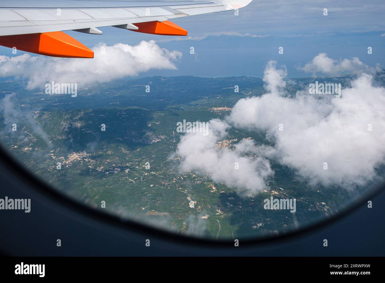 Vista dal finestrino di un aereo jet mentre decolla da Corfù in grecia. Foto Stock