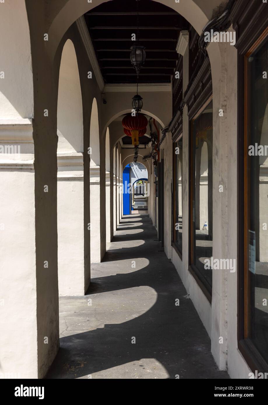 Arcate di edifici storici nell'architettura dell'epoca coloniale britannica, Perak, Ipoh, Malesia Foto Stock