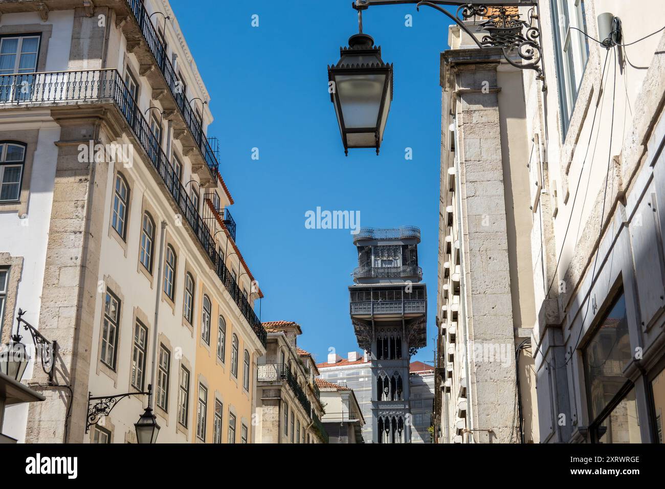 L'ascensore di Santa Justa attrazione turistica vista da Rua de Santa Justa Lisbona Portogallo, 16 aprile 2024 Foto Stock