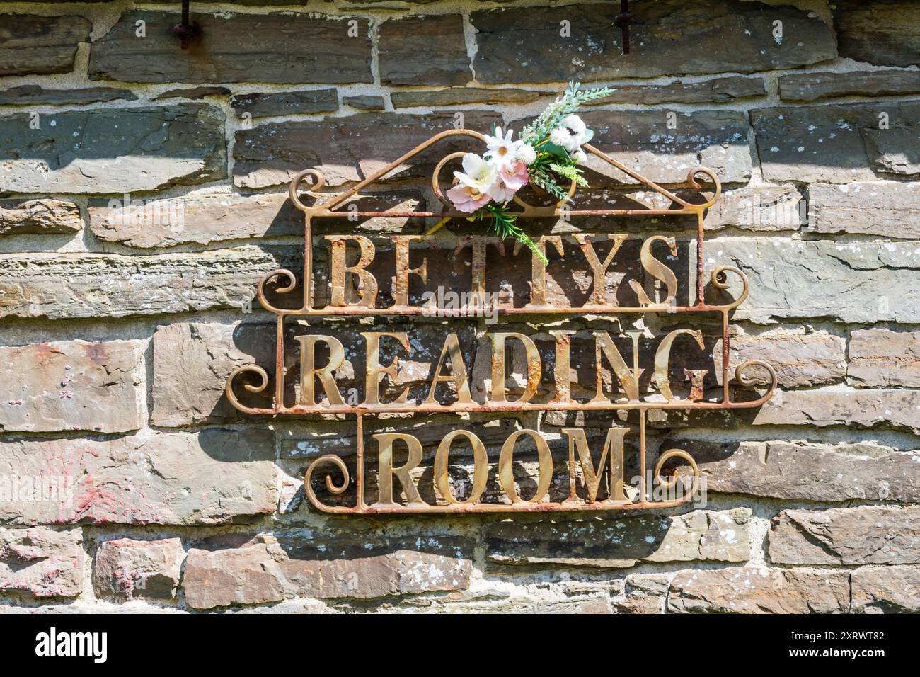Un cartello in ferro battuto sulla sala lettura di Betty a Tingwall, nelle Orcadi. Foto Stock