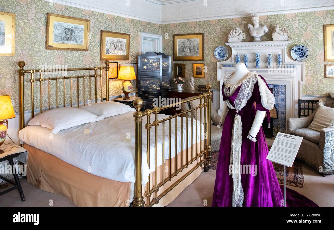Un abito da sera di proprietà di Maud Messel, a Sambourne House a Kensington. Regno Unito Foto Stock