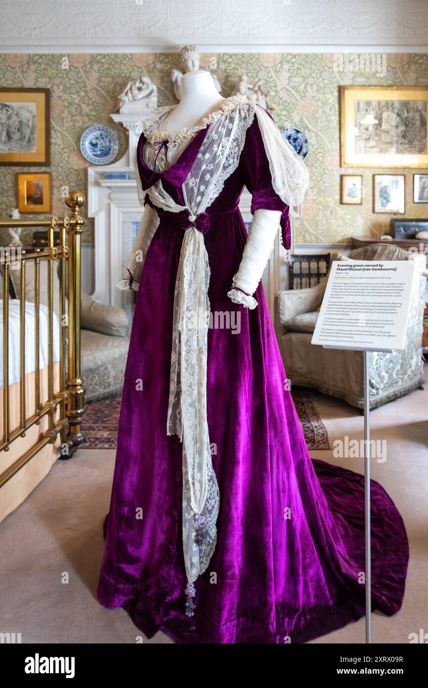 Un abito da sera di proprietà di Maud Messel, a Sambourne House a Kensington. Regno Unito Foto Stock