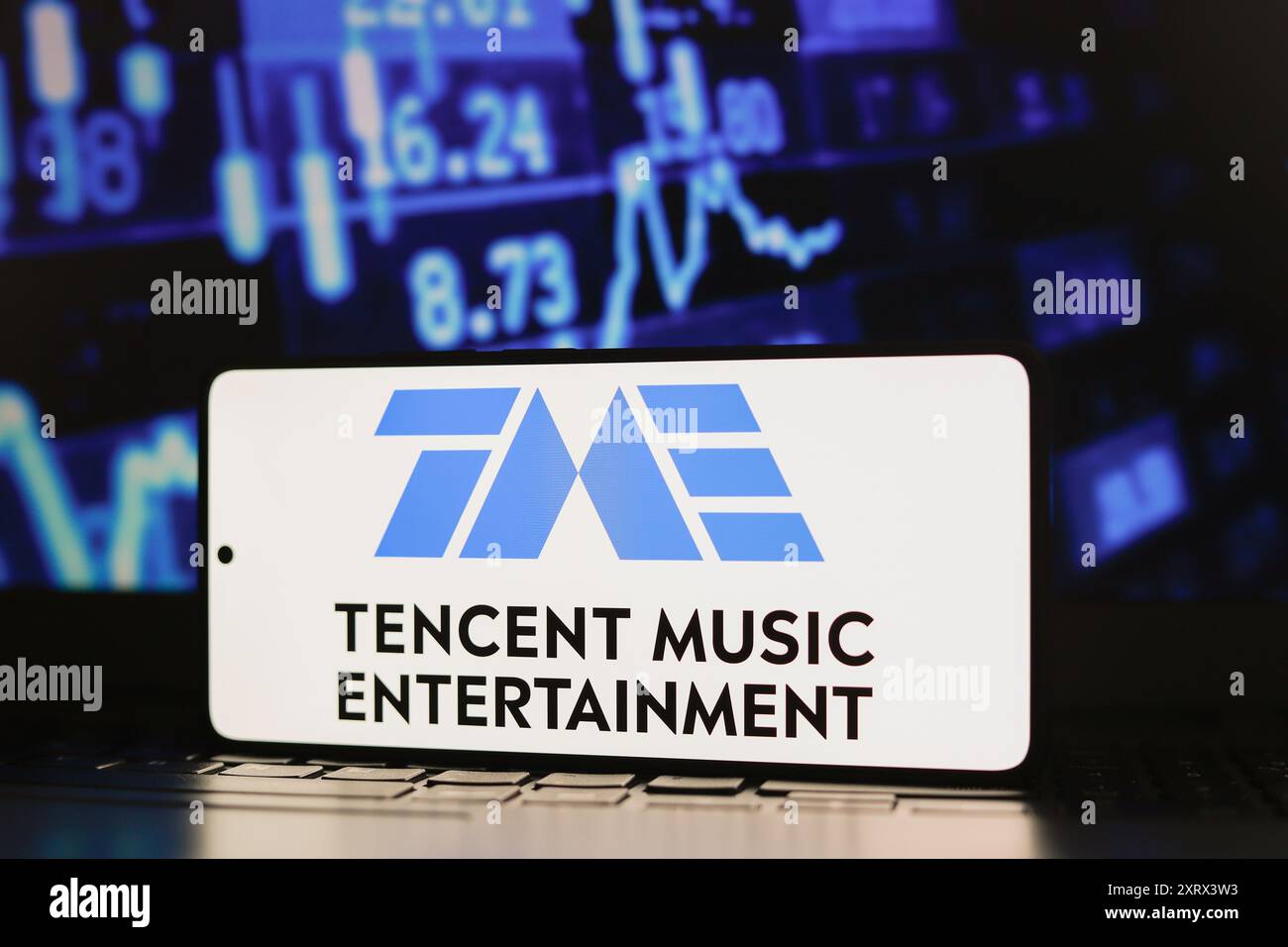 Paraguay. 12 agosto 2024. In questa immagine, il logo Tencent Music Entertainment Group viene visualizzato sullo schermo di uno smartphone. Credito: SOPA Images Limited/Alamy Live News Foto Stock