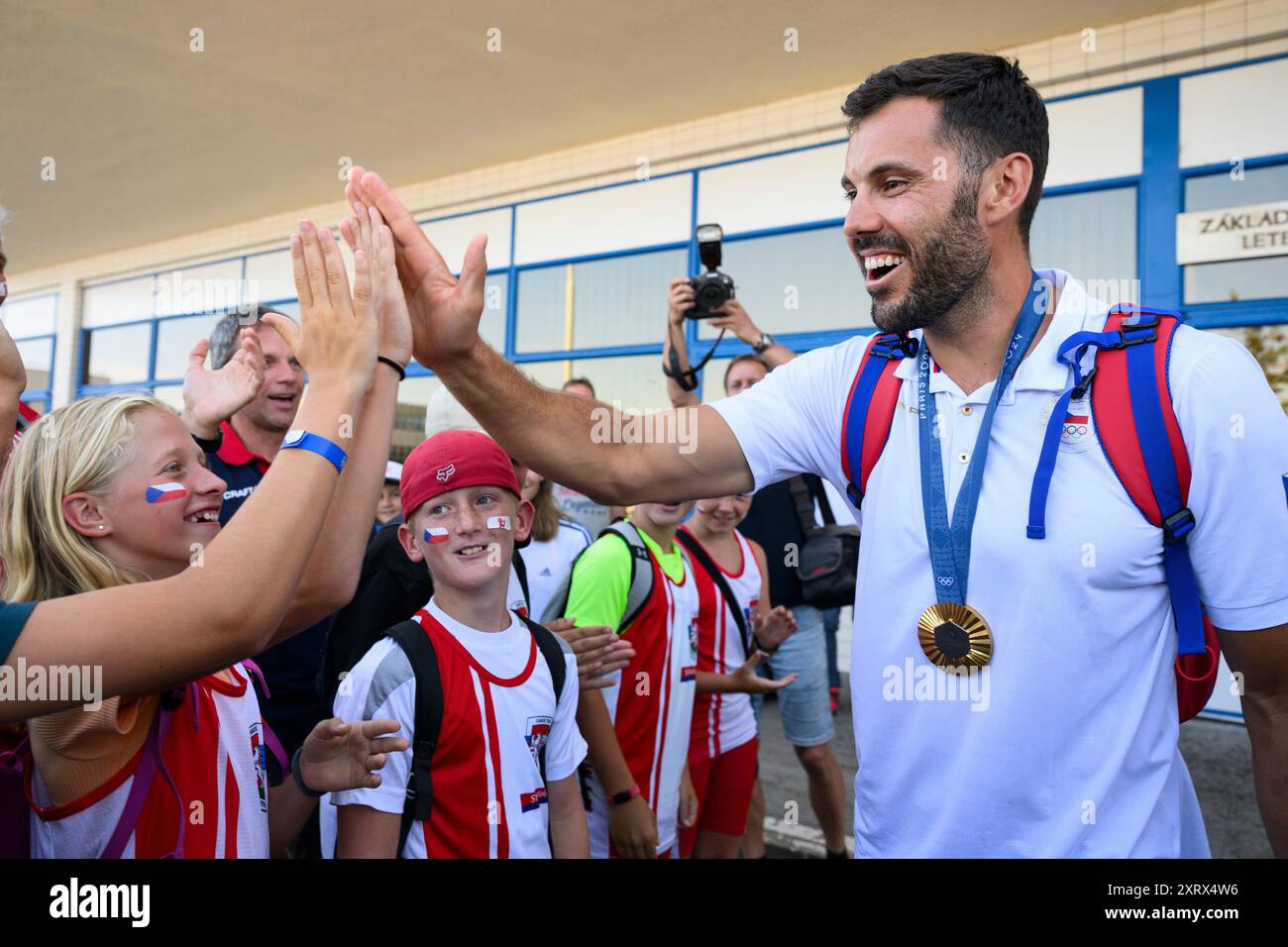 Praga, Repubblica Ceca. 12 agosto 2024. Josef Dostal, campione olimpico della Repubblica Ceca, saluta con i tifosi, quando è arrivato a Praga dalle Olimpiadi estive di Parigi 2024, in Francia, il 12 agosto 2024. Crediti: Michal Kamaryt/CTK Photo/Alamy Live News Foto Stock