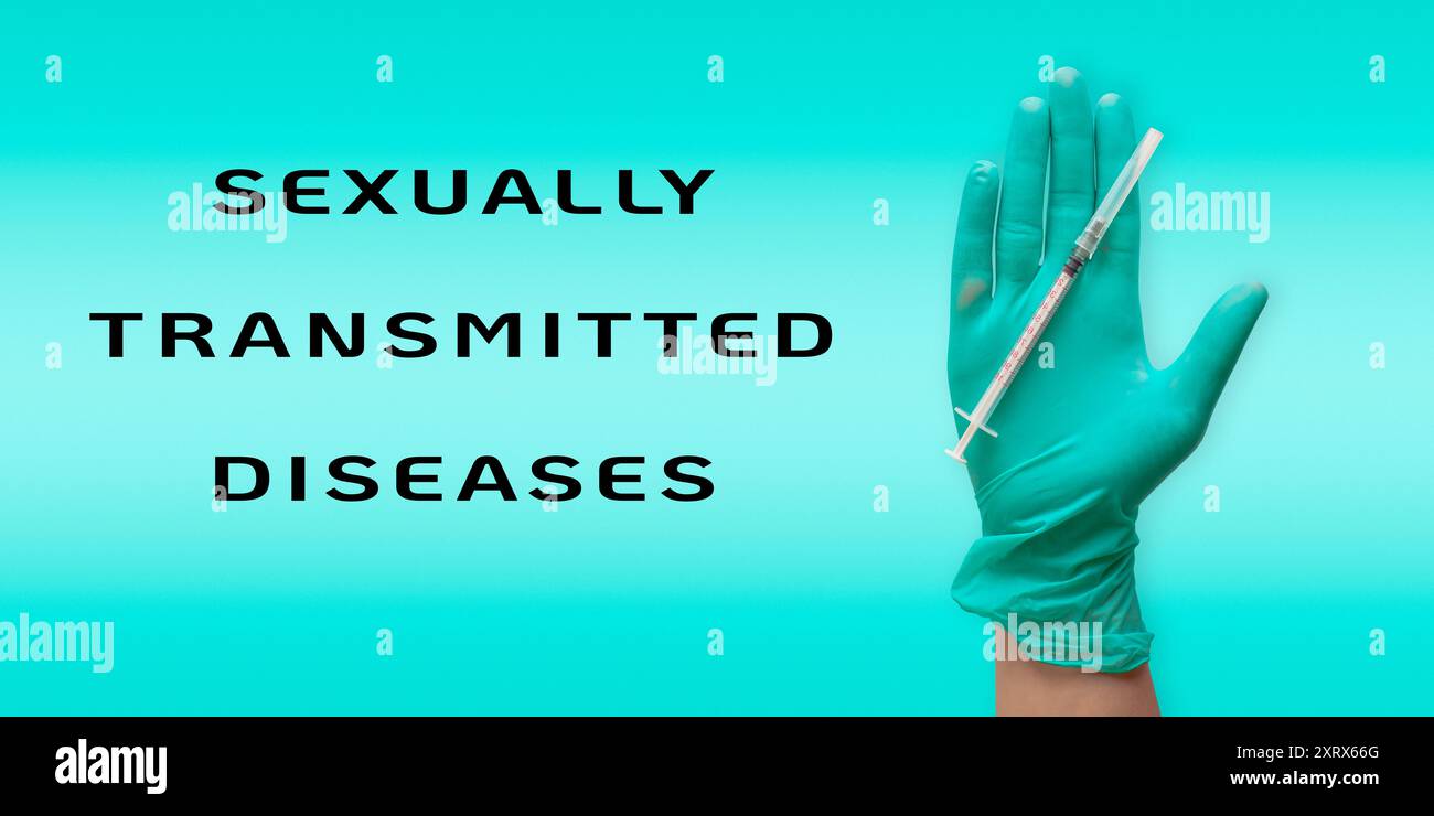 Una mano che tiene una siringa con le parole malattie sessualmente trasmissibili scritte sotto di essa. L'immagine ha un tono serio e informativo Foto Stock
