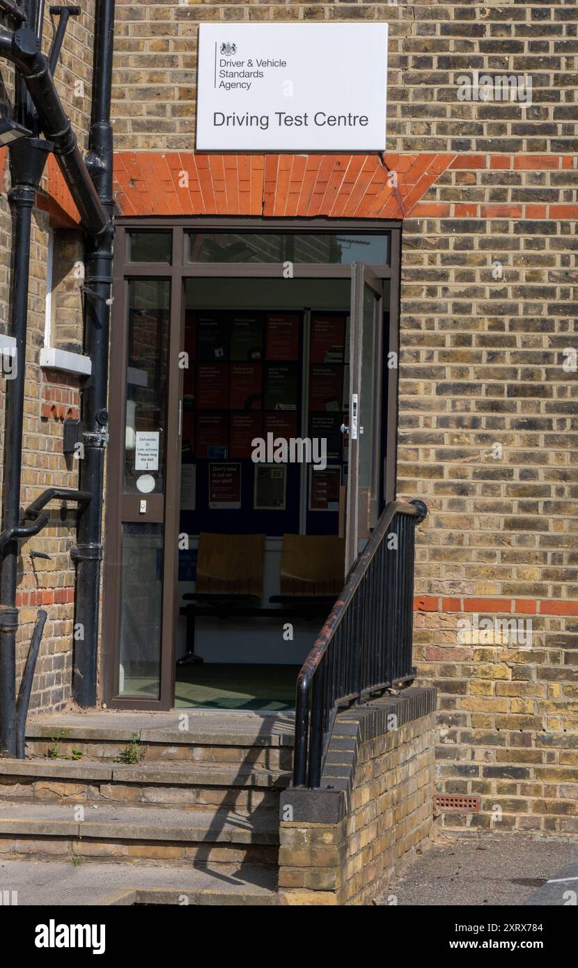 Brentwood Essex 12 agosto 2024 ci sono sempre più ritardi negli appuntamenti per i test di guida nel Regno Unito. A Brentwood, Essex, l'attesa media è di 24 settimane. Ciò sta causando notevoli difficoltà e costi per i conducenti degli studenti, è stato riferito che alcune aziende stanno utilizzando la tecnologia bot per bloccare i test dei libri che vengono poi rivenduti con un notevole profitto. Credito dvsa dvla: Ian Davidson/Alamy Live News Foto Stock