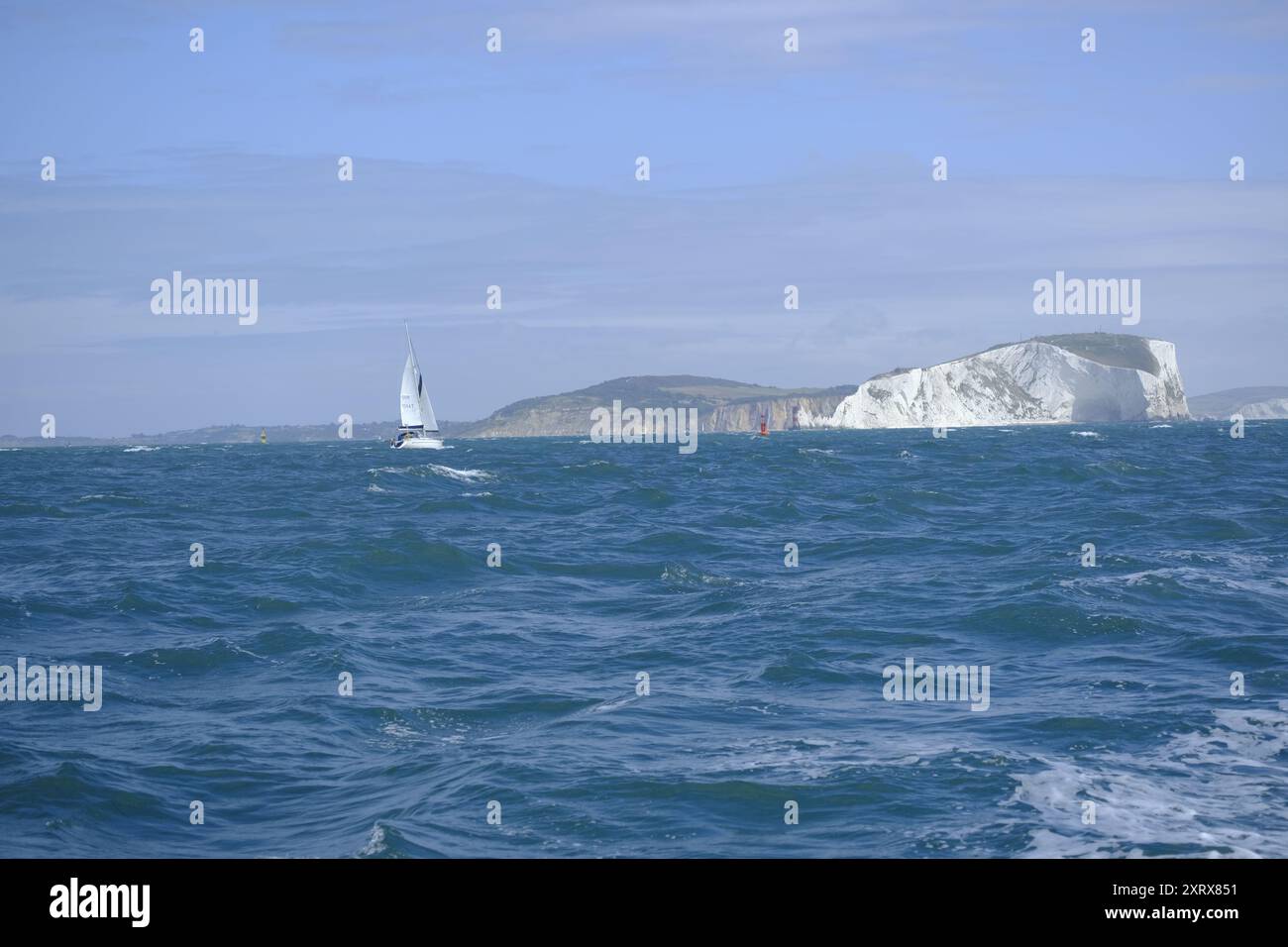 Uno yacht a vela vicino all'Isola di Wight nel Solent, Regno Unito Foto Stock