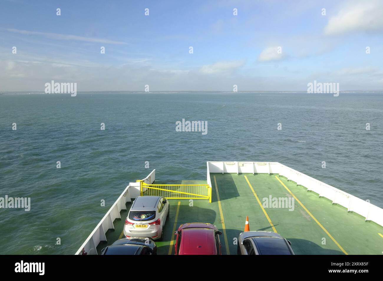 Un traghetto che passa dall'Isola di Wight a Southampton nel Regno Unito Foto Stock