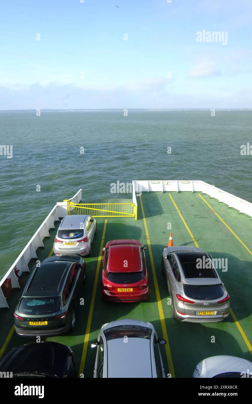 Un traghetto che passa dall'Isola di Wight a Southampton nel Regno Unito Foto Stock