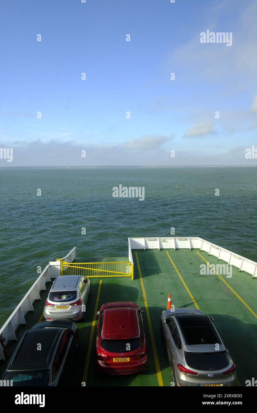 Un traghetto che passa dall'Isola di Wight a Southampton nel Regno Unito Foto Stock