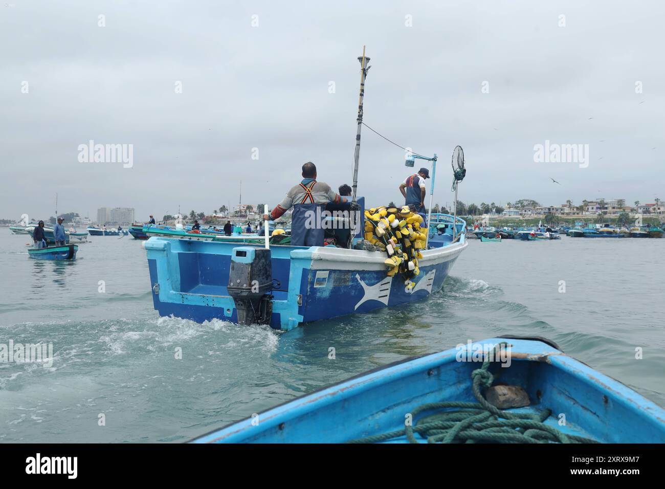 LADRI MINACCE PESCATORI Santa Rosa, Santa Elena, lunedì 12 agosto 2024 pescatori artigianali denunciano di essere vittime di continue rapine e di ricevere minacce da vaccinatori che li costringono a pagare un canone per consentire loro di continuare a lavorare in mare nella grafica una barca bimotore funziona con un solo motore, l'altro è stato dato come parte foto di pagamento CÃ sar Munoz API Santa Rosa Santa Rosa Santa Elena Ecuador CLJ FURTI THREATSFISHERS 77af01abf7cfcb81be115a5e3f724778 Copyright: xCÃ sarxMunozx Foto Stock