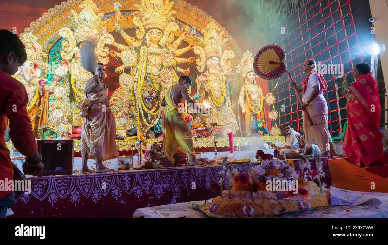 Howrah, Bengala Occidentale, India - 5 ottobre 2022: Dhaakis che gioca a dhaak per adorare la dea Durga, mentre alla dea viene offerto VOG, cibo sacro dolce. Foto Stock