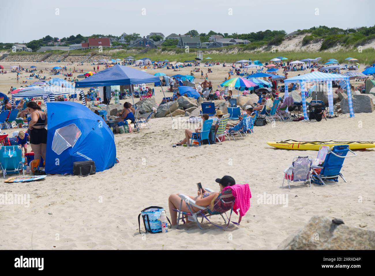 Una folla estiva alla Corporation Beach di Dennis, Massachusetts, a Cape Cod Foto Stock