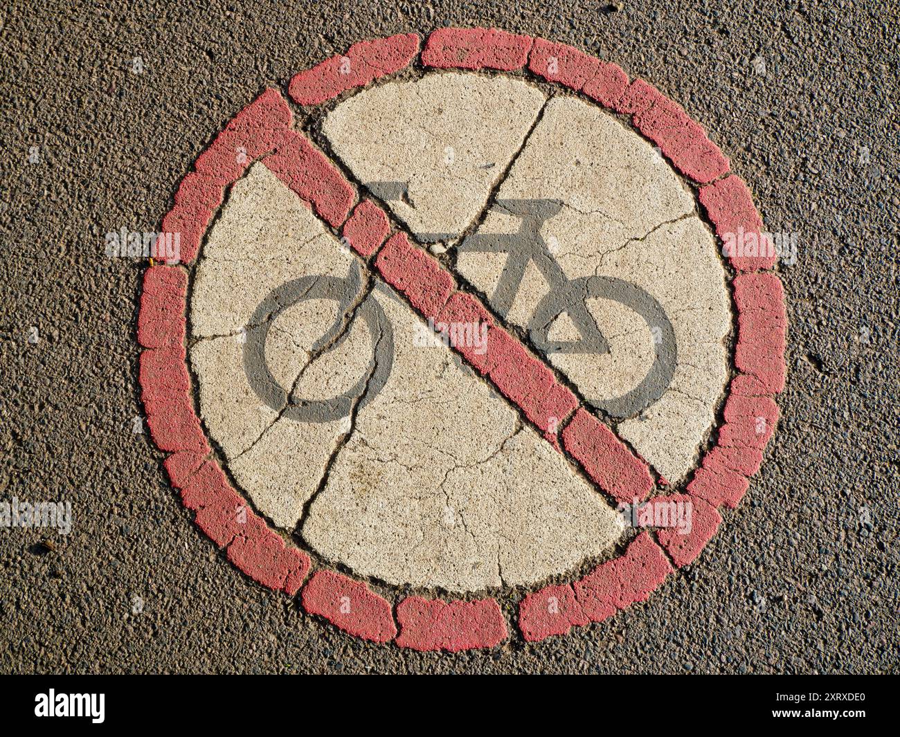 L'area intorno a Sandford Lock Over the Tamigi è un luogo molto apprezzato da chi pratica jogging, escursionisti, appassionati di cani e molti altri che frequentano le fantastiche passeggiate in questa zona. Un nuovo panettiere artigianale che offre pane a pasta madre di prima qualità è ora un'attrazione locale... Qui vediamo un cartello senza ciclismo sul marciapiede accanto alla passerella sul lucchetto, presto in una bella giornata di primavera. Sto andando a prendere il pane... Foto Stock