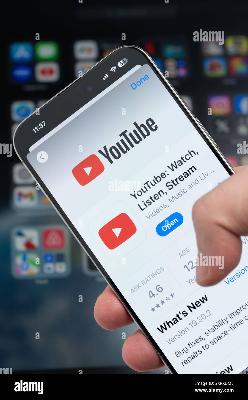 New York, Stati Uniti d'America - 5 agosto 2024: Smartphone in mano con app YouTube su schermo macro vista ravvicinata con sfondo sfocato Foto Stock