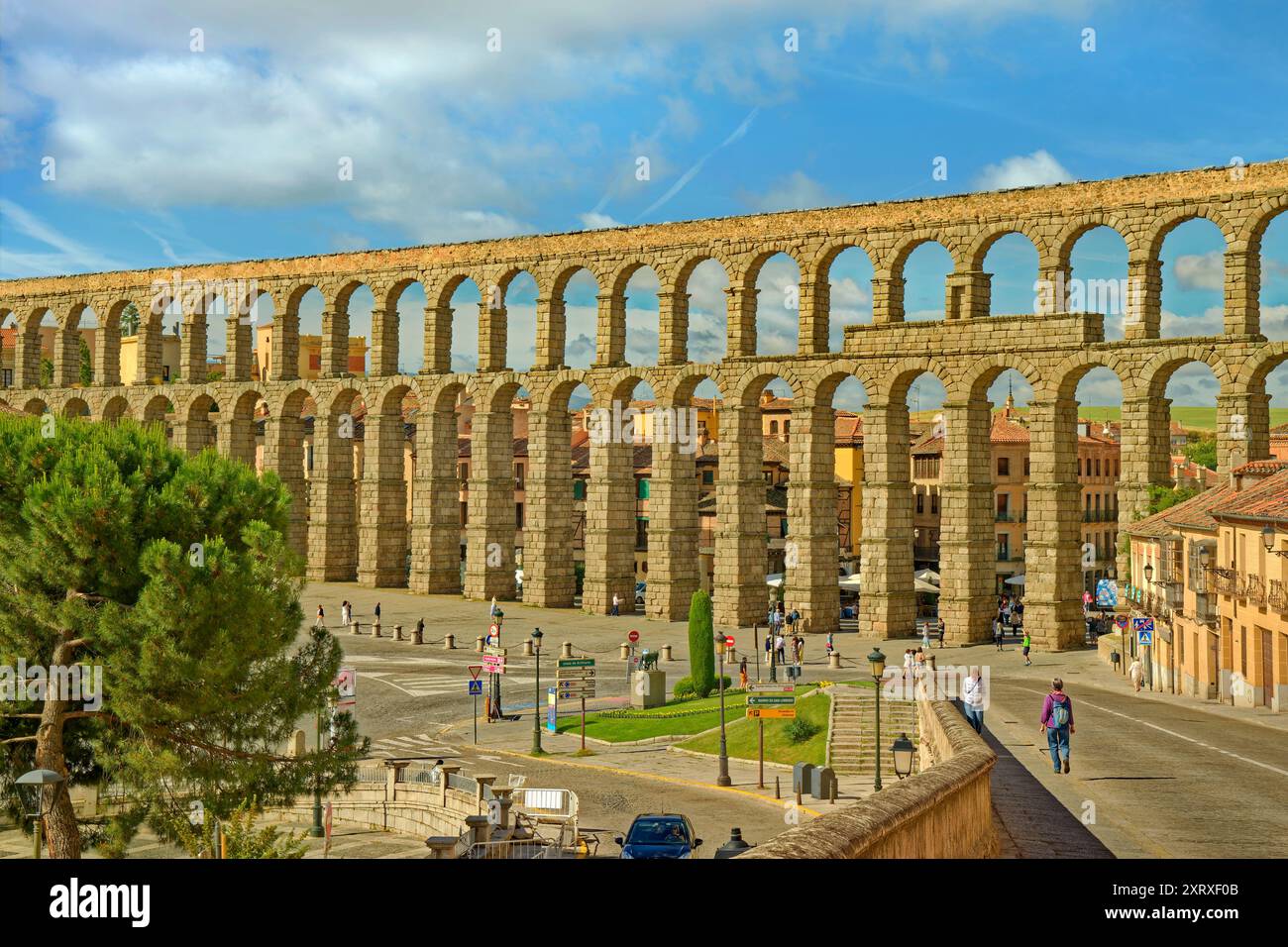 Alcuni dei 167 archi dell'acquedotto romano attraversano Plaza Azoguejo a Segovia nella regione spagnola di Castiglia e León. Foto Stock