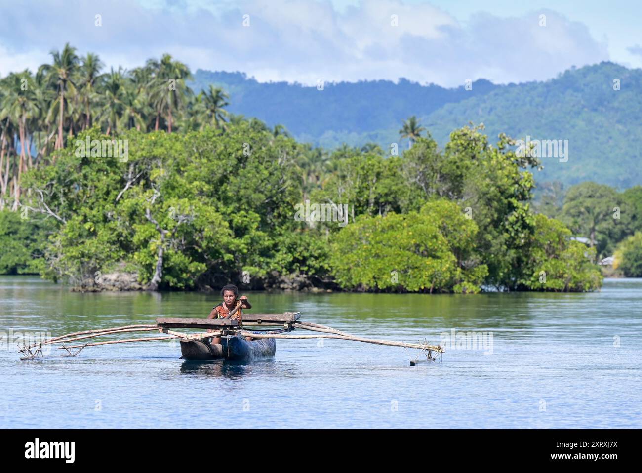 PAPUA NUOVA GUINEA, Alexishafen, oceano Pacifico, Mar di Bismarck, ex colonia tedesca Neuguinea, pescatore su piccola scala a Dinghy Dugout barca di legno / PAPUA NEUGUINEA, Pazifik, Bismarcksee, Alexishafen, Küstenfischer mit Dinghy Holzboot Foto Stock