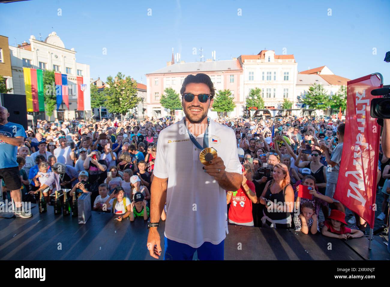 Nymburk, Repubblica Ceca. 12 agosto 2024. Il canoista Martin Fuksa, vincitore della medaglia d'oro olimpica della Repubblica Ceca, viene accolto nella sua città natale Nymburk, dopo il suo arrivo dalle Olimpiadi estive di Parigi 2024, in Francia, il 12 agosto 2024. Crediti: Josef Vostarek/CTK Photo/Alamy Live News Foto Stock