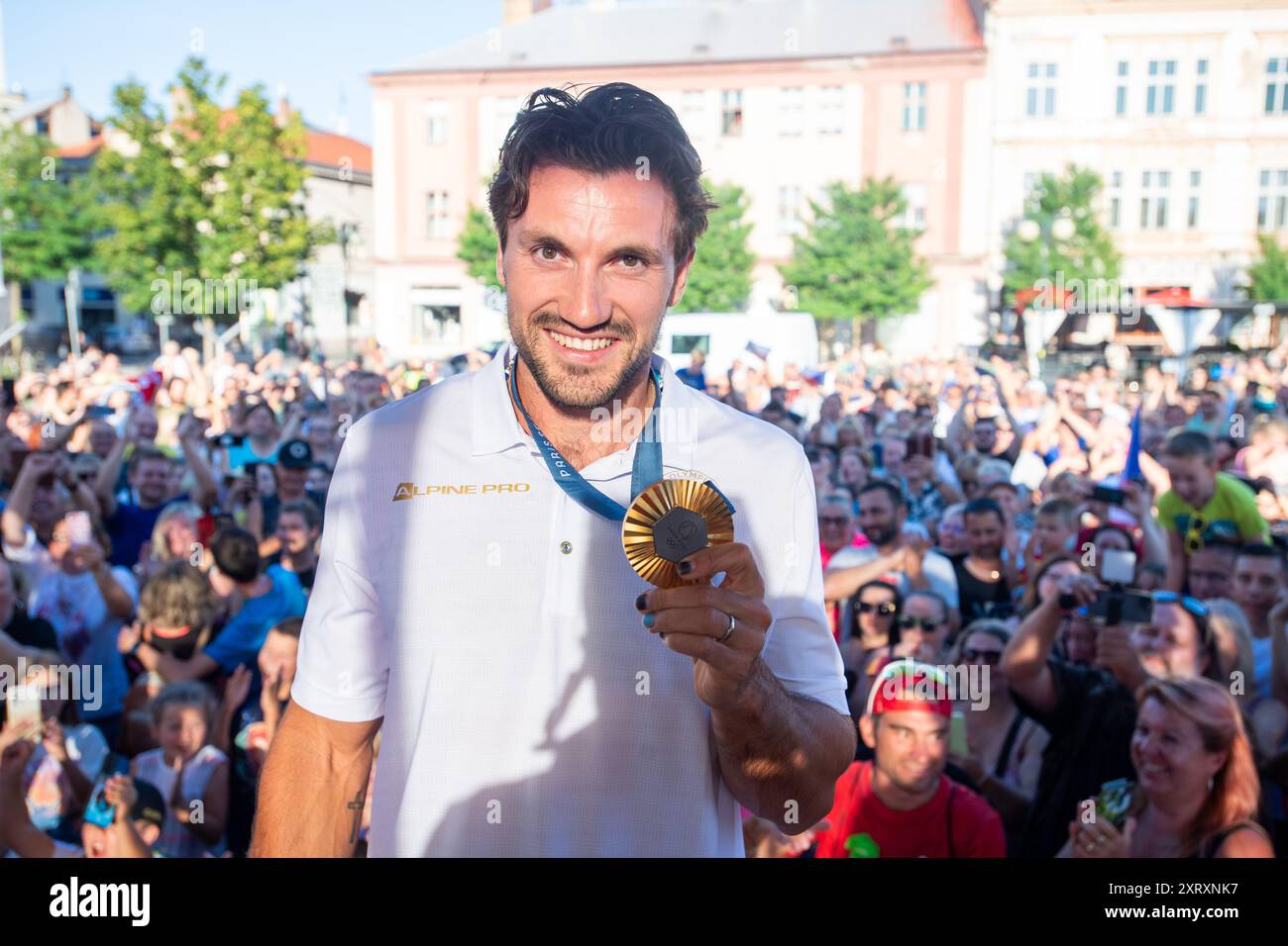 Nymburk, Repubblica Ceca. 12 agosto 2024. Il canoista Martin Fuksa, vincitore della medaglia d'oro olimpica della Repubblica Ceca, viene accolto nella sua città natale Nymburk, dopo il suo arrivo dalle Olimpiadi estive di Parigi 2024, in Francia, il 12 agosto 2024. Crediti: Josef Vostarek/CTK Photo/Alamy Live News Foto Stock