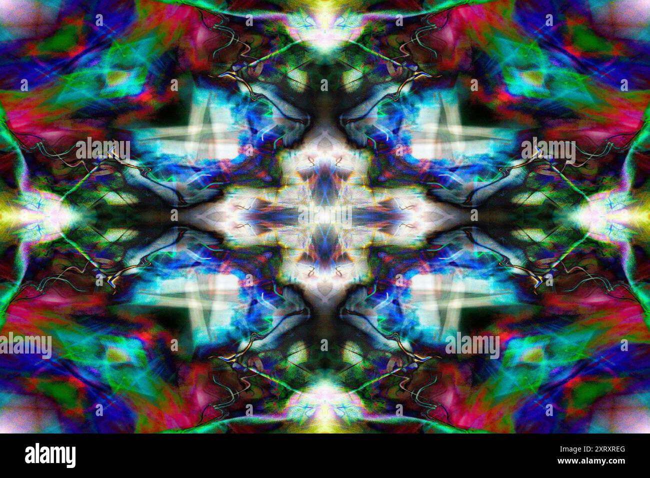 CE l'abbiamo fatta tutti. Tutti i fotografi hanno comunque rilasciato l'otturatore e scattato una foto accidentalmente. Il risultato è solitamente un disordine di aree sfocate e linee mostruose. Visualizzazione astratta, creata da un rilascio accidentale dell'otturatore. Un giorno mi sono sfidato a trasformare una di queste in qualcosa di più entusiasmante, utilizzando una combinazione di tecniche di Photoshop, tra cui piegatura, rotazione, fusione multilivello, trasformazioni e mappatura sfumatura. Spero ti piaccia! Foto Stock