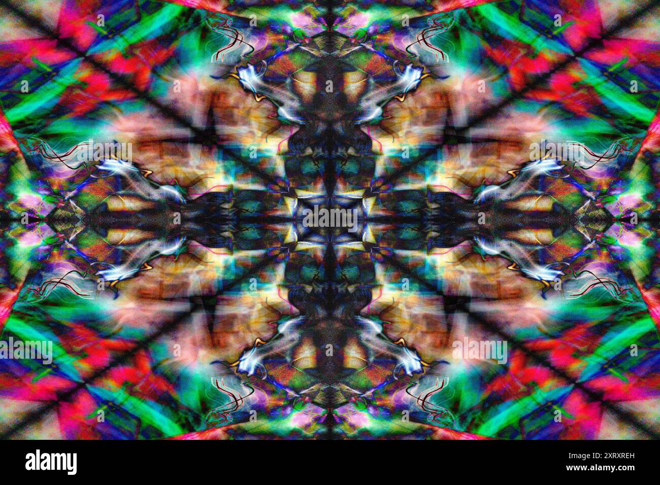 CE l'abbiamo fatta tutti. Tutti i fotografi hanno comunque rilasciato l'otturatore e scattato una foto accidentalmente. Il risultato è solitamente un disordine di aree sfocate e linee mostruose. Visualizzazione astratta, creata da un rilascio accidentale dell'otturatore. Un giorno mi sono sfidato a trasformare una di queste in qualcosa di più entusiasmante, utilizzando una combinazione di tecniche di Photoshop, tra cui piegatura, rotazione, fusione multilivello, trasformazioni e mappatura sfumatura. Spero ti piaccia! Foto Stock