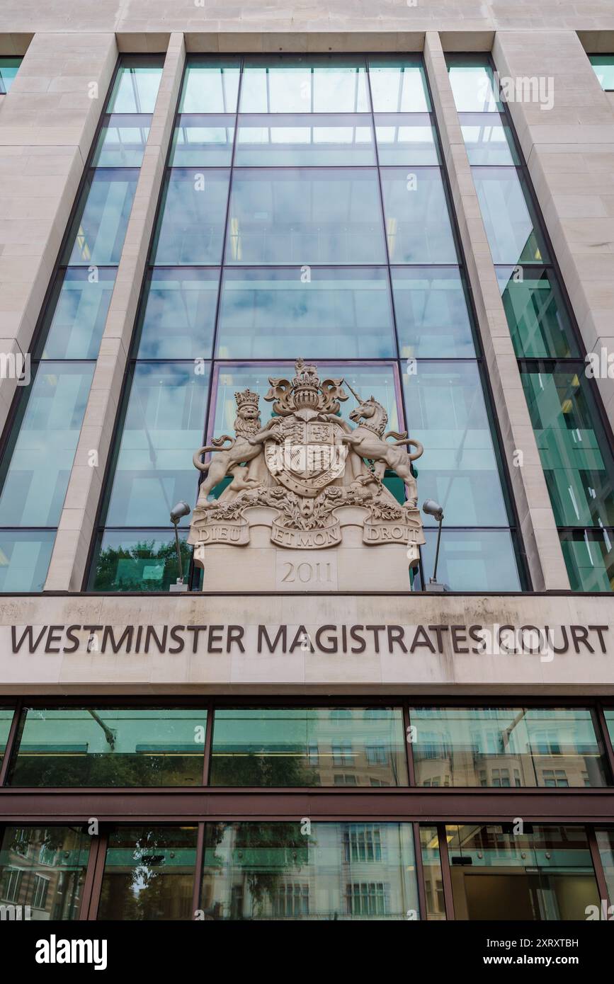 Westminster Magistrates Court, Londra, Regno Unito. 12 agosto 2024. L'esterno del Westminster Magistrates Court mostra lo stemma e la segnaletica sopra la tenda del tribunale Foto Stock