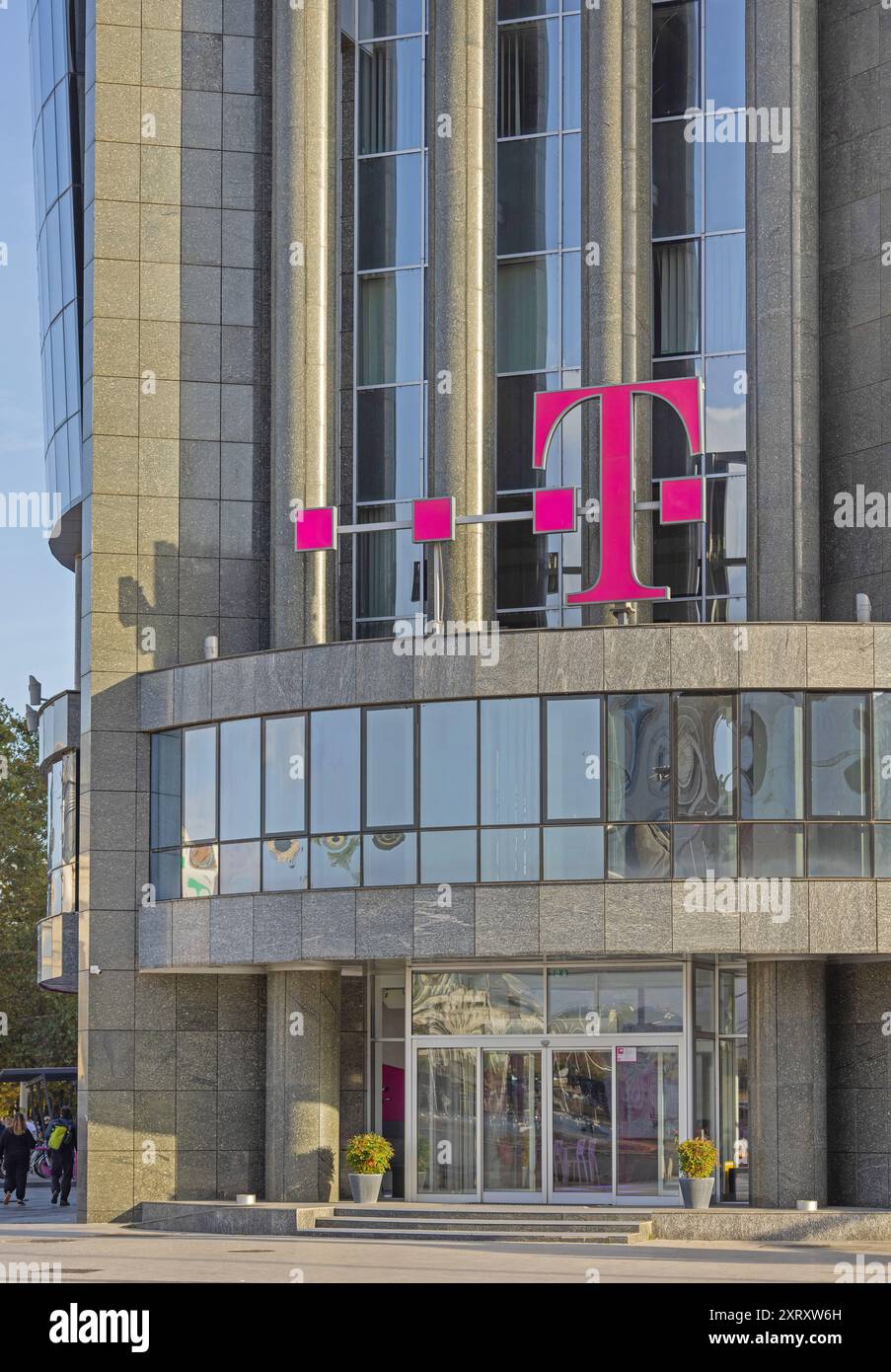 Skopje, Macedonia del Nord - 23 ottobre 2023: Ingresso all'edificio degli uffici della sede centrale del fornitore di servizi di telecomunicazioni Makedonski Telekom a Capital Foto Stock