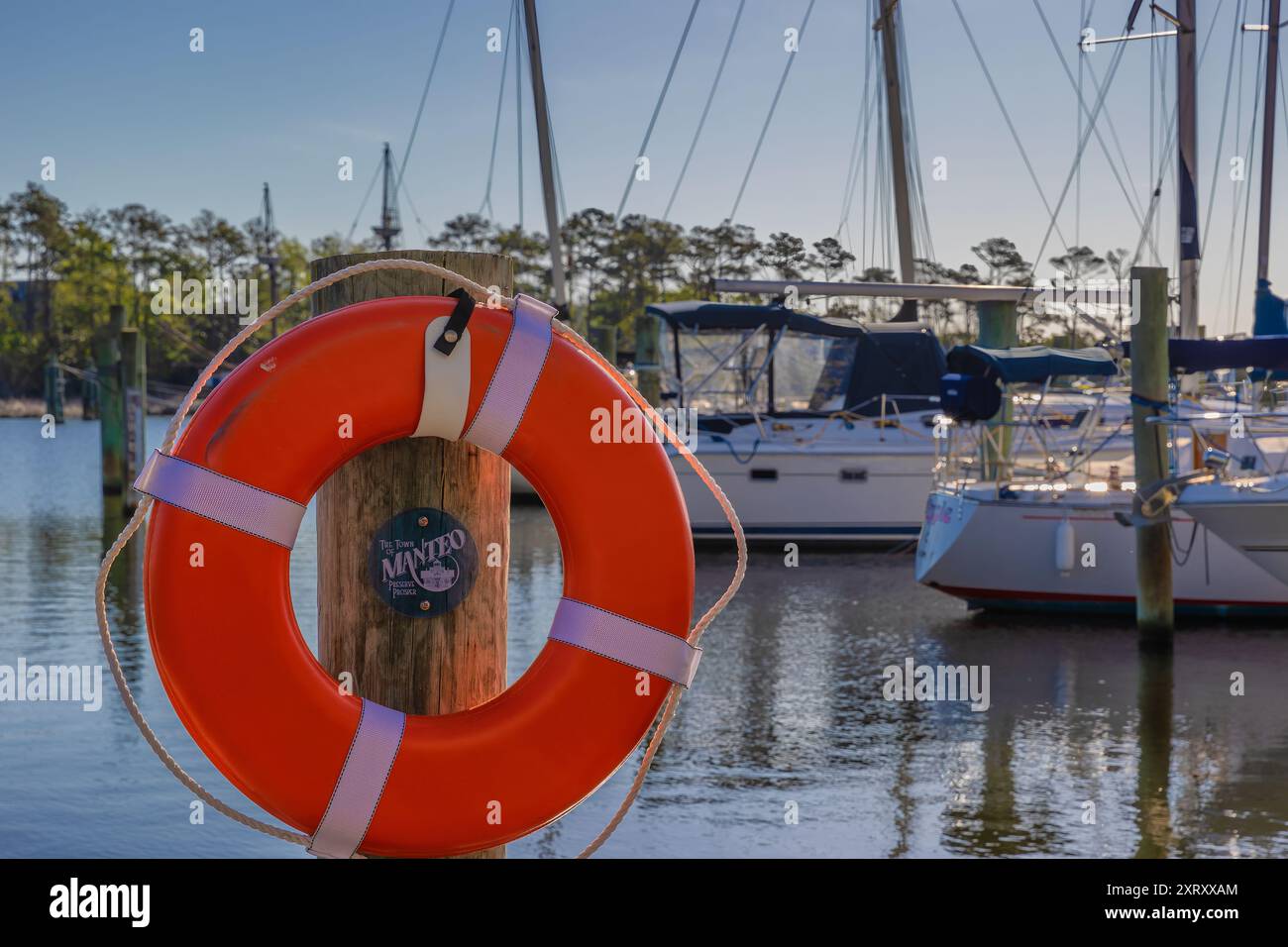 Manteo, Outer Banks, North Carolina, Stati Uniti d'America - 18 aprile 2024: Preserver dal vivo appeso su un palo di legno con un piccolo cartello con sopra Manteo nel porto. Foto Stock