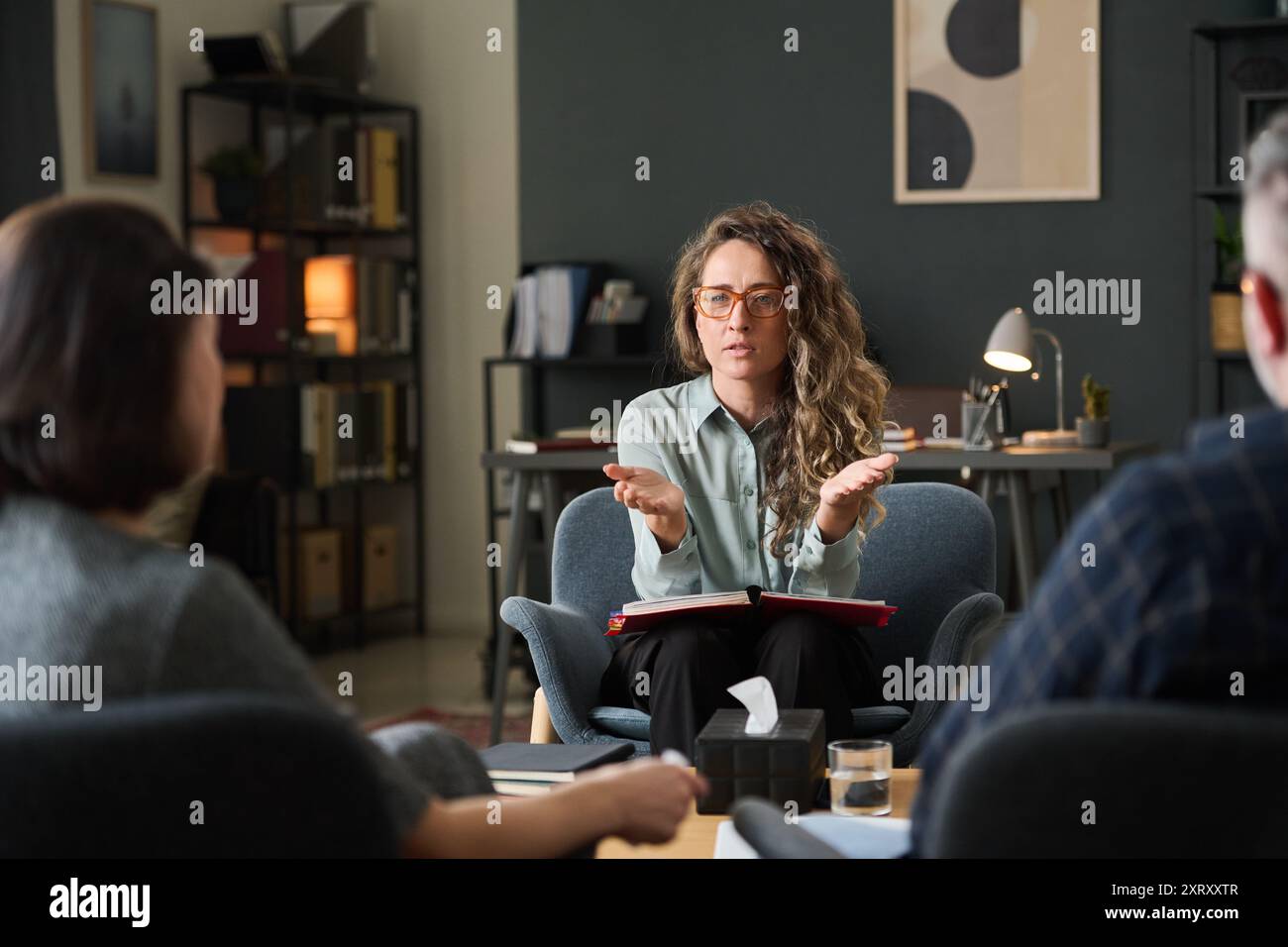 Discussione delle strategie di lavoro in un ambiente d'ufficio moderno Foto Stock