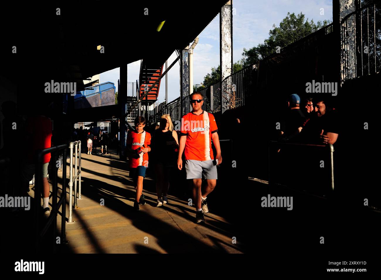 I tifosi di Luton arrivano per la partita del titolo Sky Bet a Kenilworth Road, Luton. Data foto: Lunedì 12 agosto 2024. Foto Stock