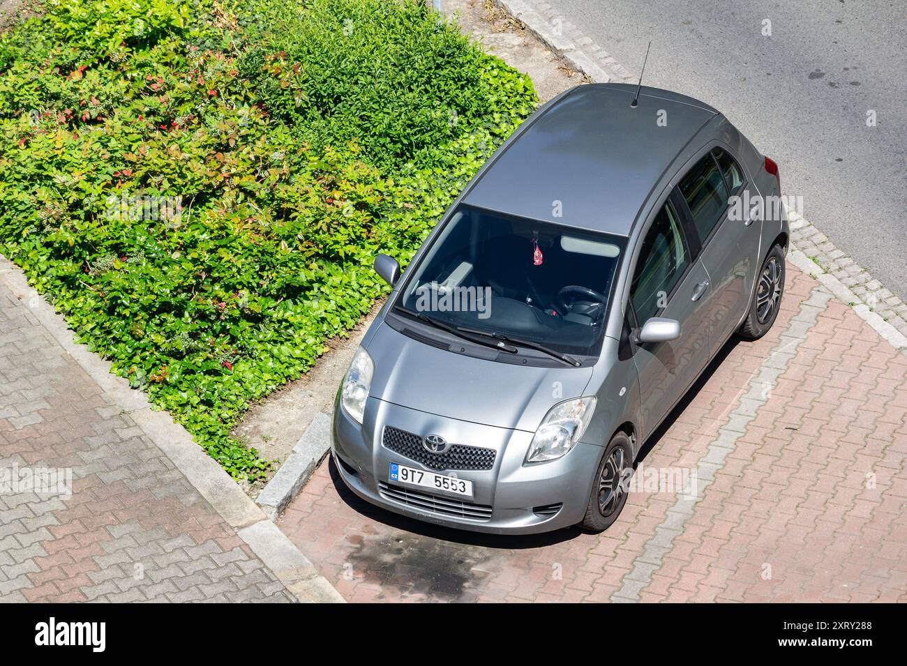 OSTRAVA, REPUBBLICA CECA - 14 MAGGIO 2024: Toyota Yaris - Vitz piccola auto parcheggiata sulla strada, vista dall'alto Foto Stock