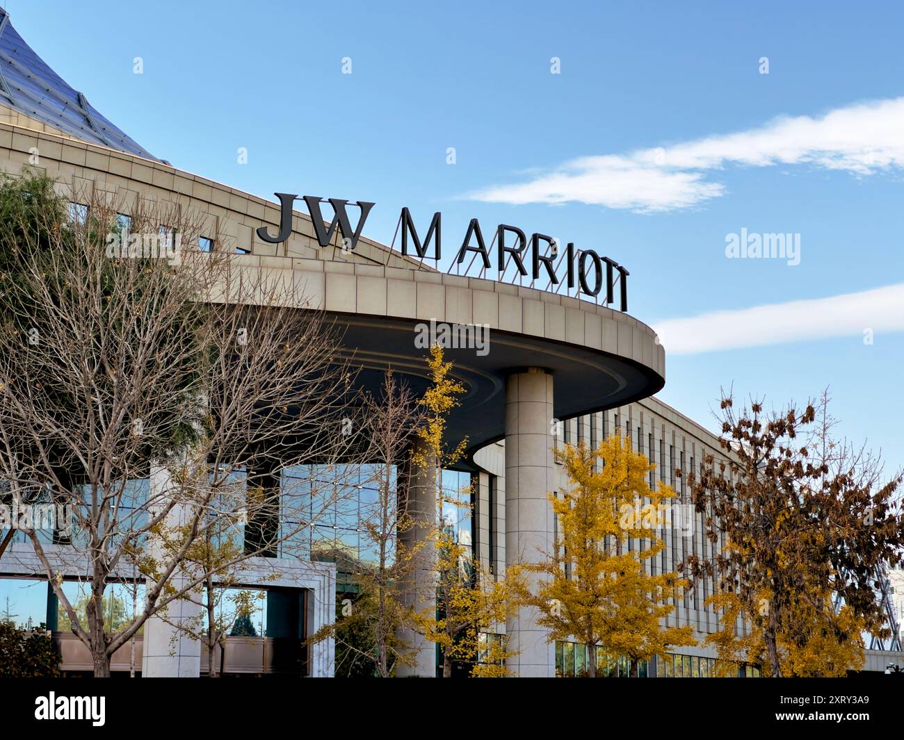 Yinchuan, Cina - 31 ottobre 2023: Insegna JW Marriott Hotel. Il JW Marriott è un hotel di lusso di proprietà di Marriott International. Foto Stock