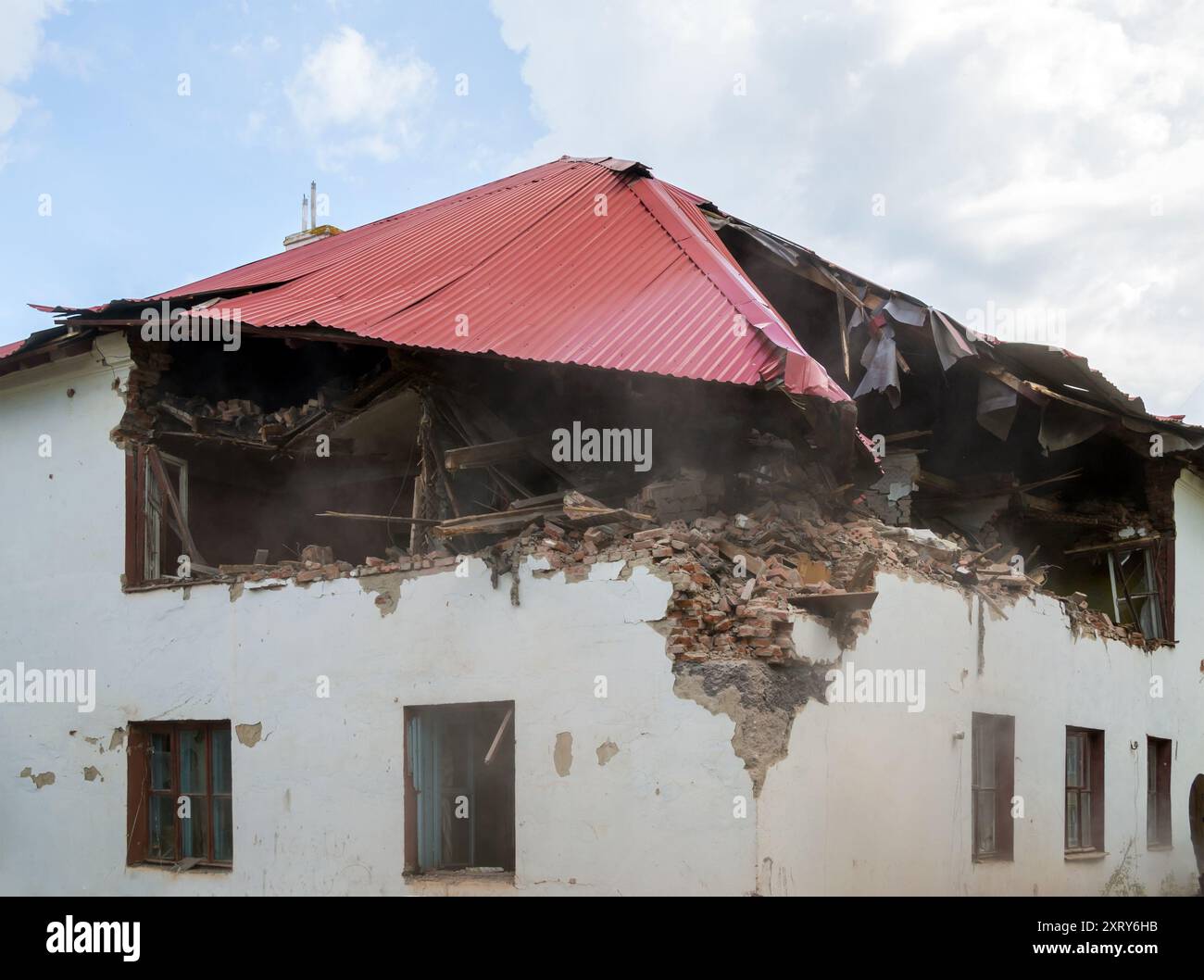 Il tetto di una vecchia casa a due piani è crollato Foto Stock