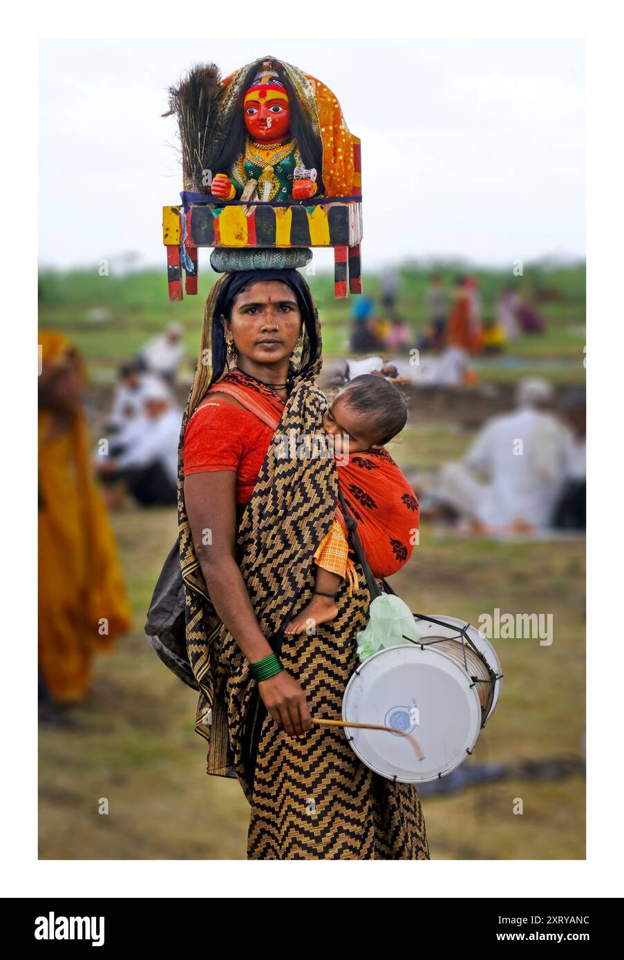 12 luglio 2024, Solapur, Maharashtra, India, le donne Potraj aprono una piccola piattaforma sulla loro testa su cui montano la loro divinità e giocano il Dhol, wi Foto Stock