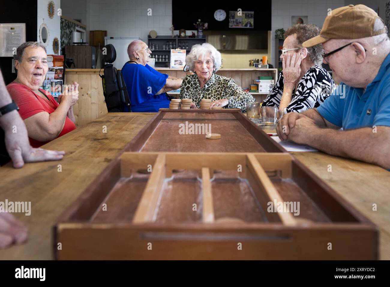 AMSTERDAM - i residenti giocano a shuffleboard nel Flevoflat, uno dei Lang Leven Thuisflats che si concentrano sui quartieri curati della capitale. Amsterdam ha un numero crescente di anziani che stanno invecchiando. Si prevede che il numero di residenti ad Amsterdam di età pari o superiore a 65 anni salirà da circa 127.000 a 190.000 nel 2050. Amsterdam sta invecchiando e per far sì che i residenti di Amsterdam invecchiino in modo sano e piacevole, l'esecutivo municipale sta stanziando altri 15,1 milioni di euro fino al 2026 compreso. ANP RAMON VAN FLYMEN netherlands Out - belgio Out Foto Stock