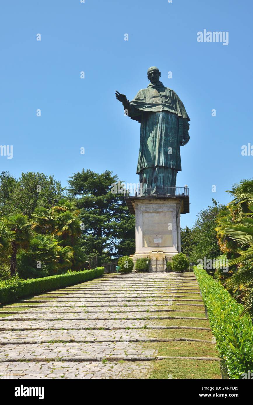 Statua di San Carlo Borromeo, a nord di Arona sul Lago maggiore. Foto Stock