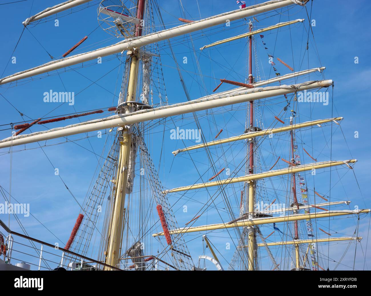 La nave alta si muove contro il cielo. Foto Stock