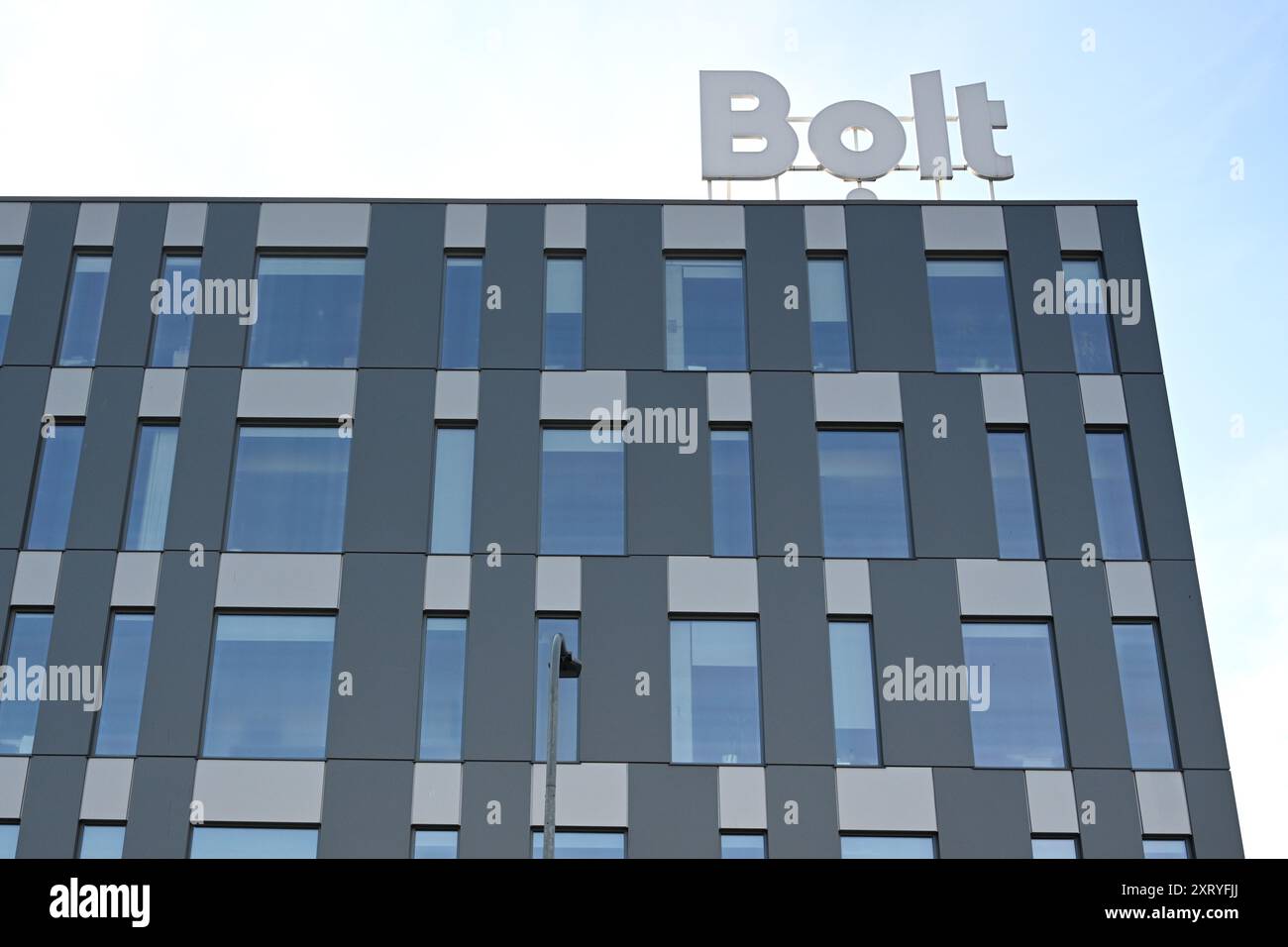 Tallinn, Estonia - 25 luglio 2024: Edificio Bolt HQ a Tallinn. Bolt è un'azienda estone di mobilità che offre corse in barca, noleggio di micromobilità e AN Foto Stock