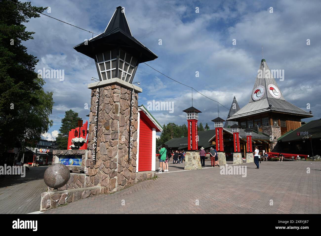 Rovaniemi, Finlandia - 27 luglio 2024: Linea del Circolo Polare Artico nel Villaggio di Babbo Natale, vicino alla città di Rovaniem sul Circolo Polare Artico in estate. Foto Stock