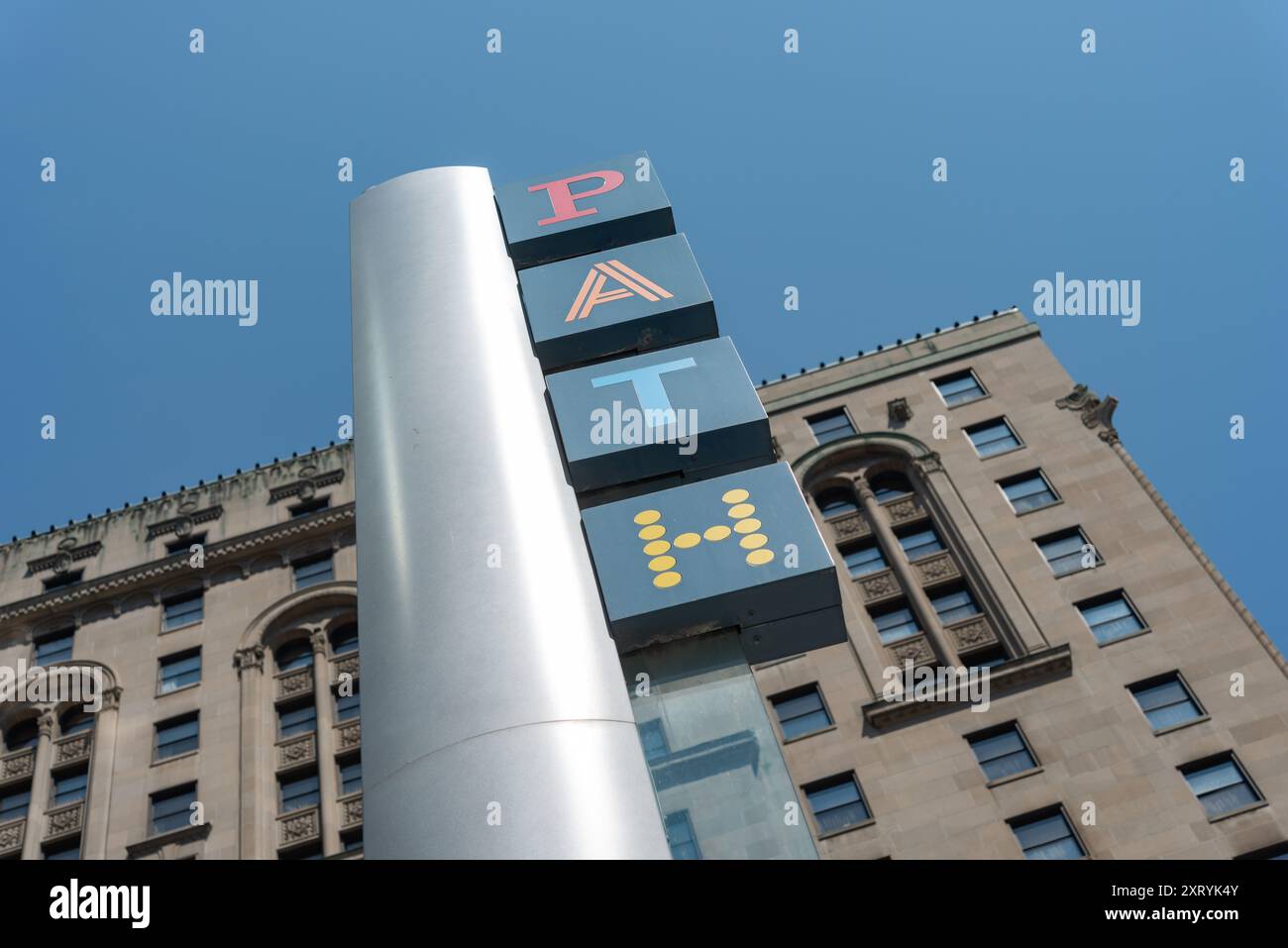 PERCORSO – cartello pedonale del centro di Toronto con l'edificio del Fairmont Royal York Hotel su un cielo blu Foto Stock