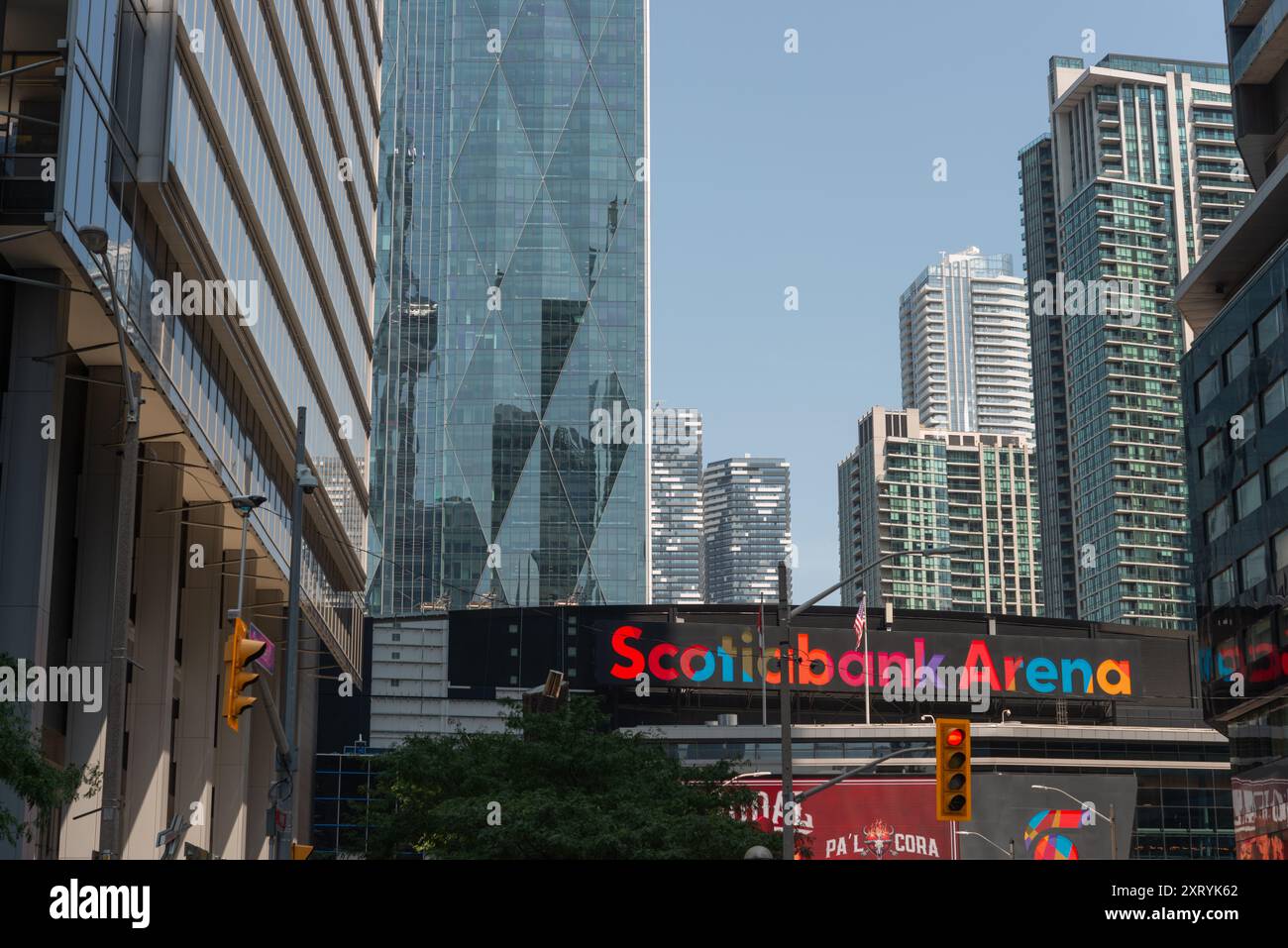 Guardando a est su Bremner Boulevard verso l'insegna della Scotiabank Arena, situata al 40 di Bay Street nel centro di Toronto, Canada (incrocio a York St) Foto Stock