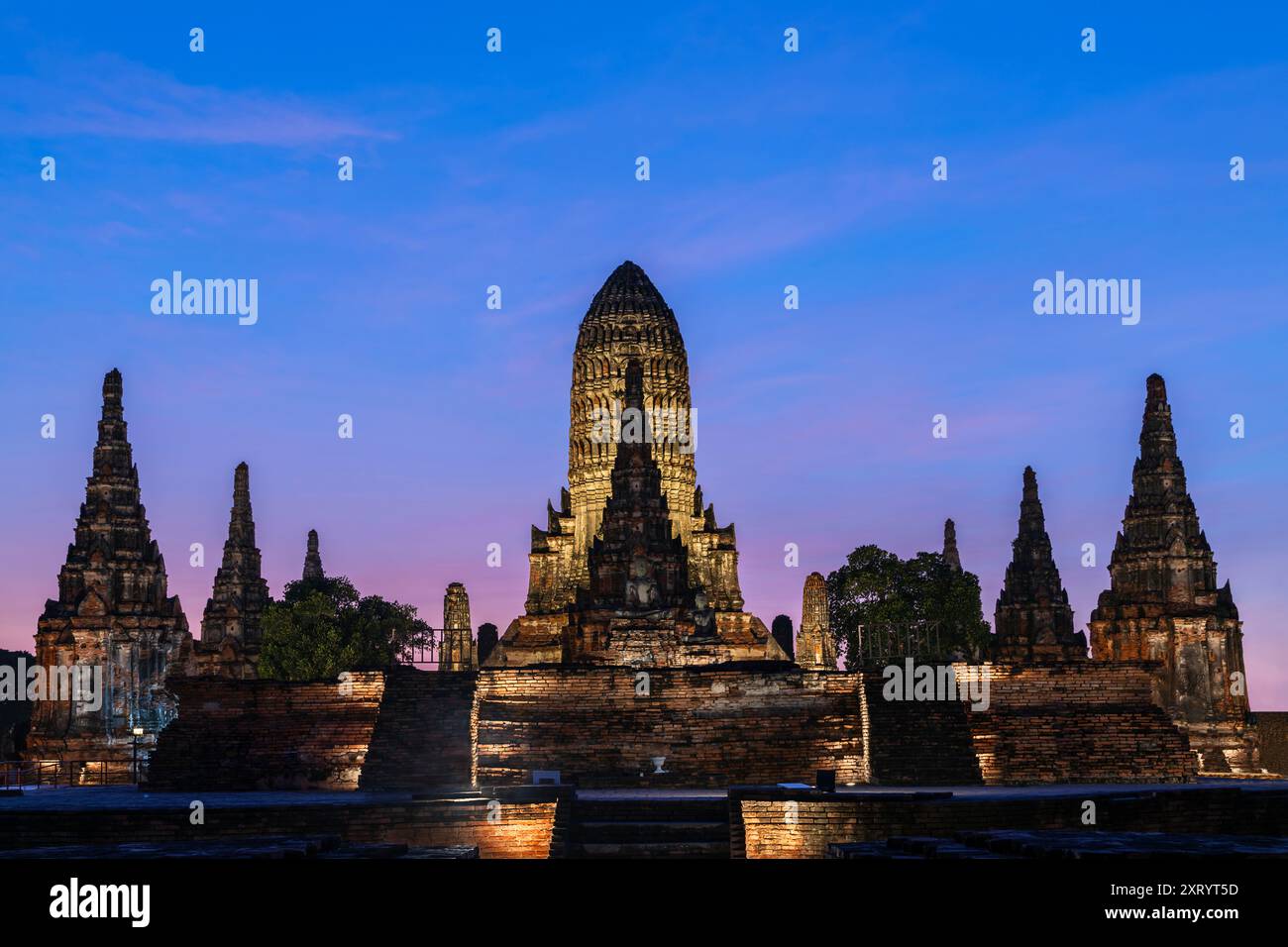 Ammira lo storico tempio conosciuto come Wat Chaiwattanaram, al tramonto ad Ayutthaya, Thailandia Foto Stock